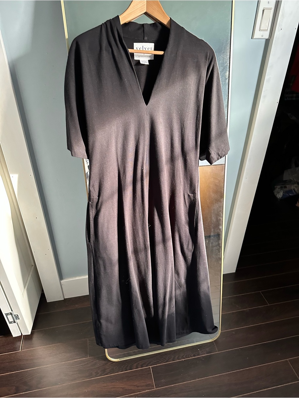 ANTHROPOLOGIE Velvet by Graham & Spencer Black V-Neck Short Sleeve Dress - M